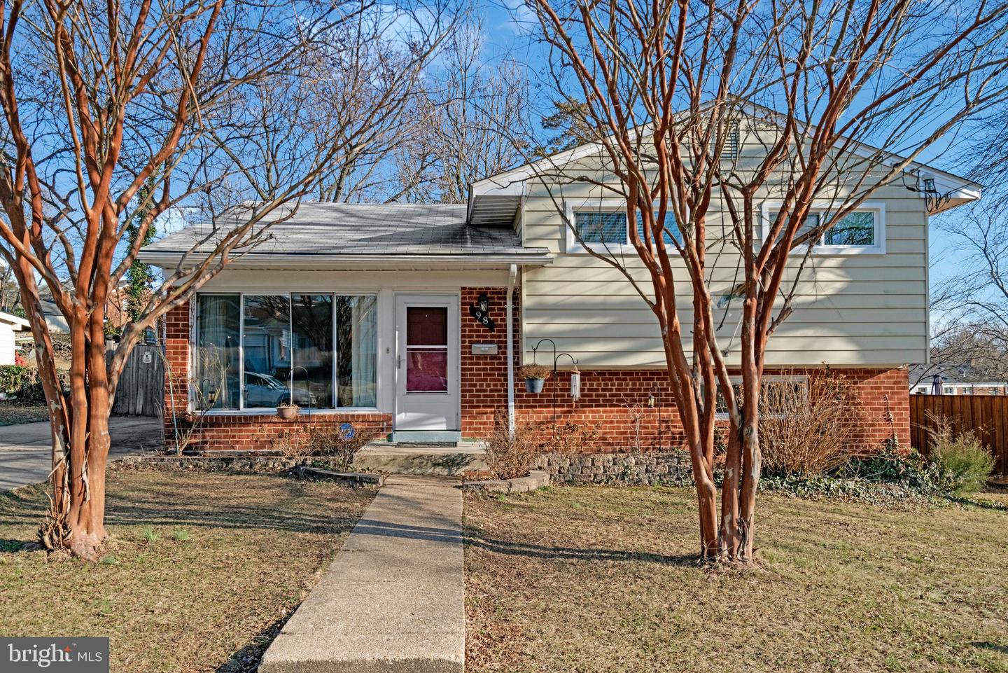 98 S Iris Street S, Alexandria