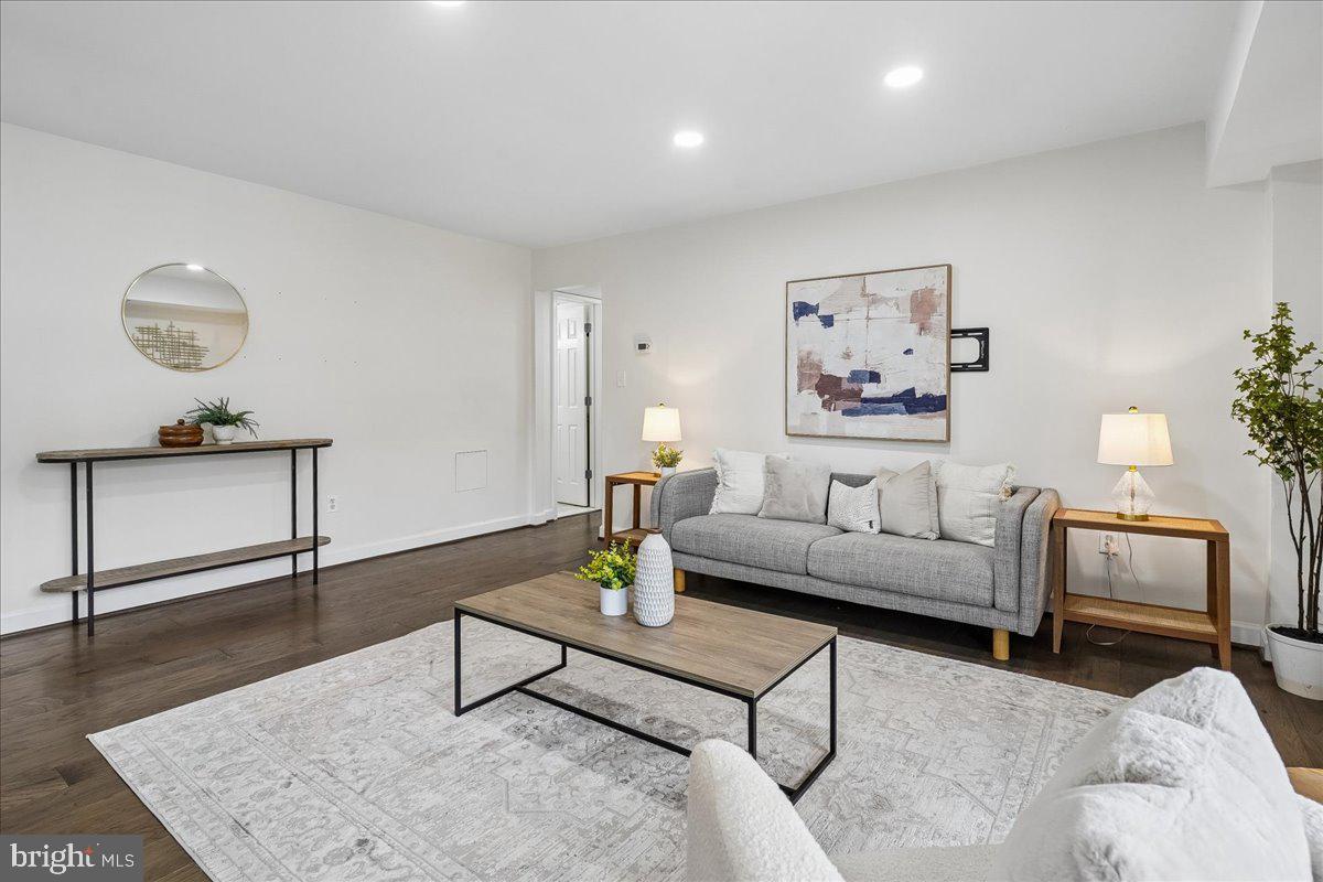 3220 S 28th Street #202, Alexandria