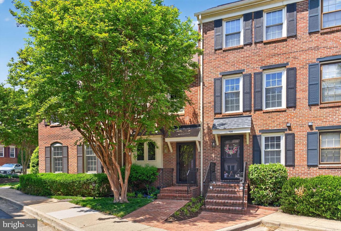 711 W Abingdon Court, Alexandria