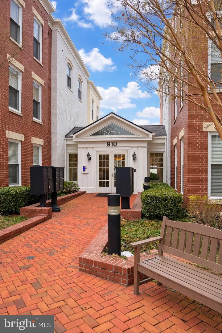 910 Powhatan Street #304s