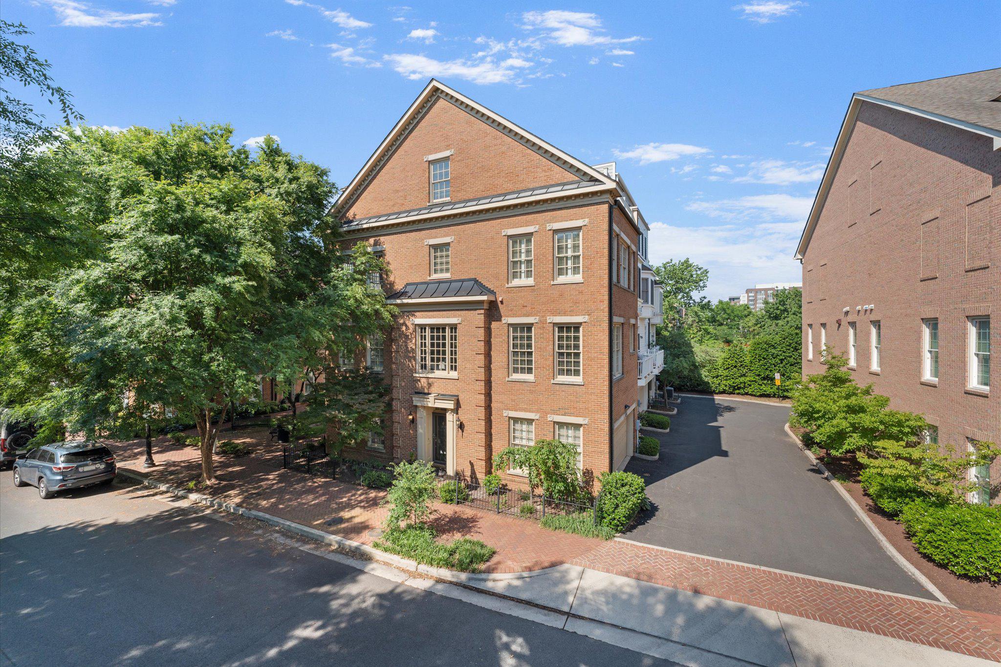 1834 Potomac Greens Drive, Alexandria