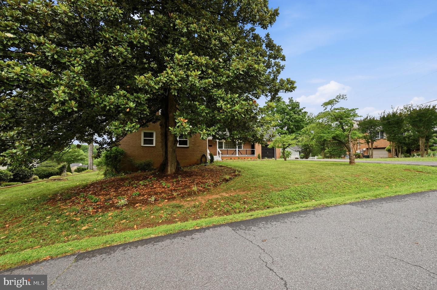 1138 Oaklawn Dr
