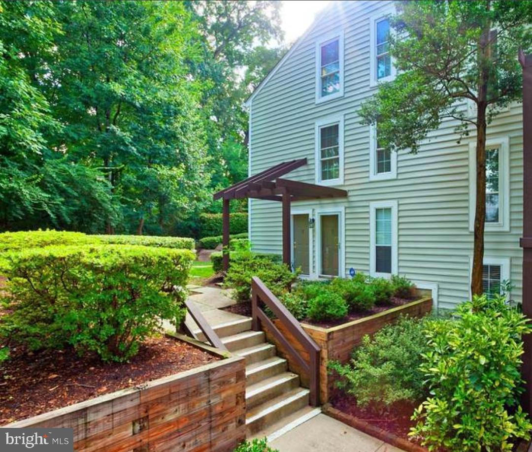 10198 Oakton Terrace Road, Oakton
