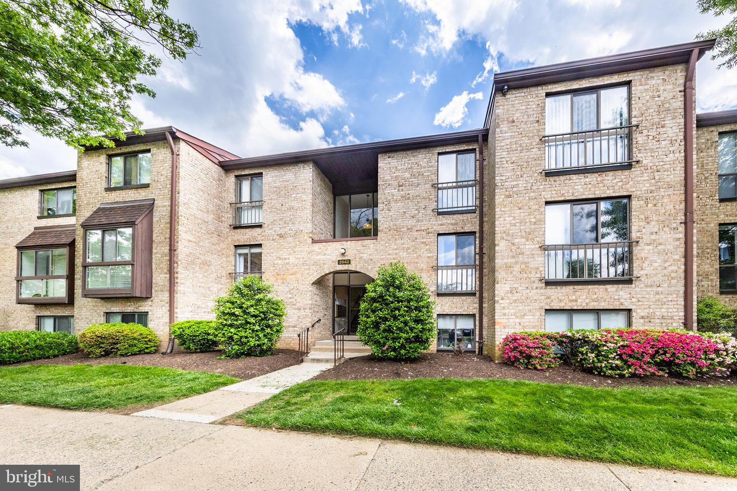 2042 Royal Fern Court #18/11b, Reston