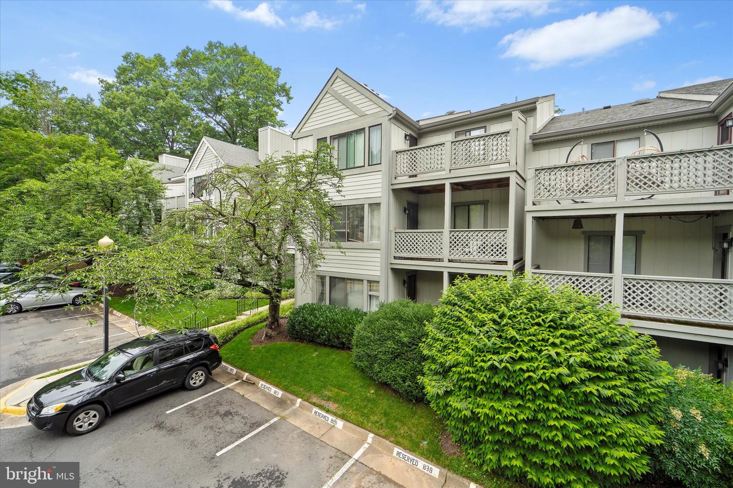 2221 Hunters Run Drive, Reston