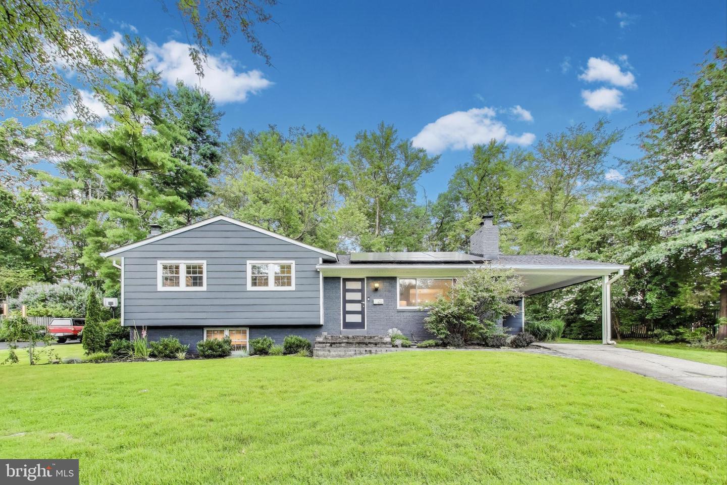 4422 Neptune Drive, Alexandria