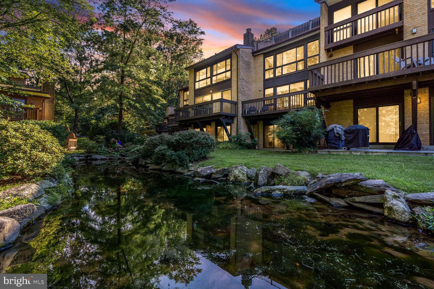 2034 Lakebreeze Way, Reston