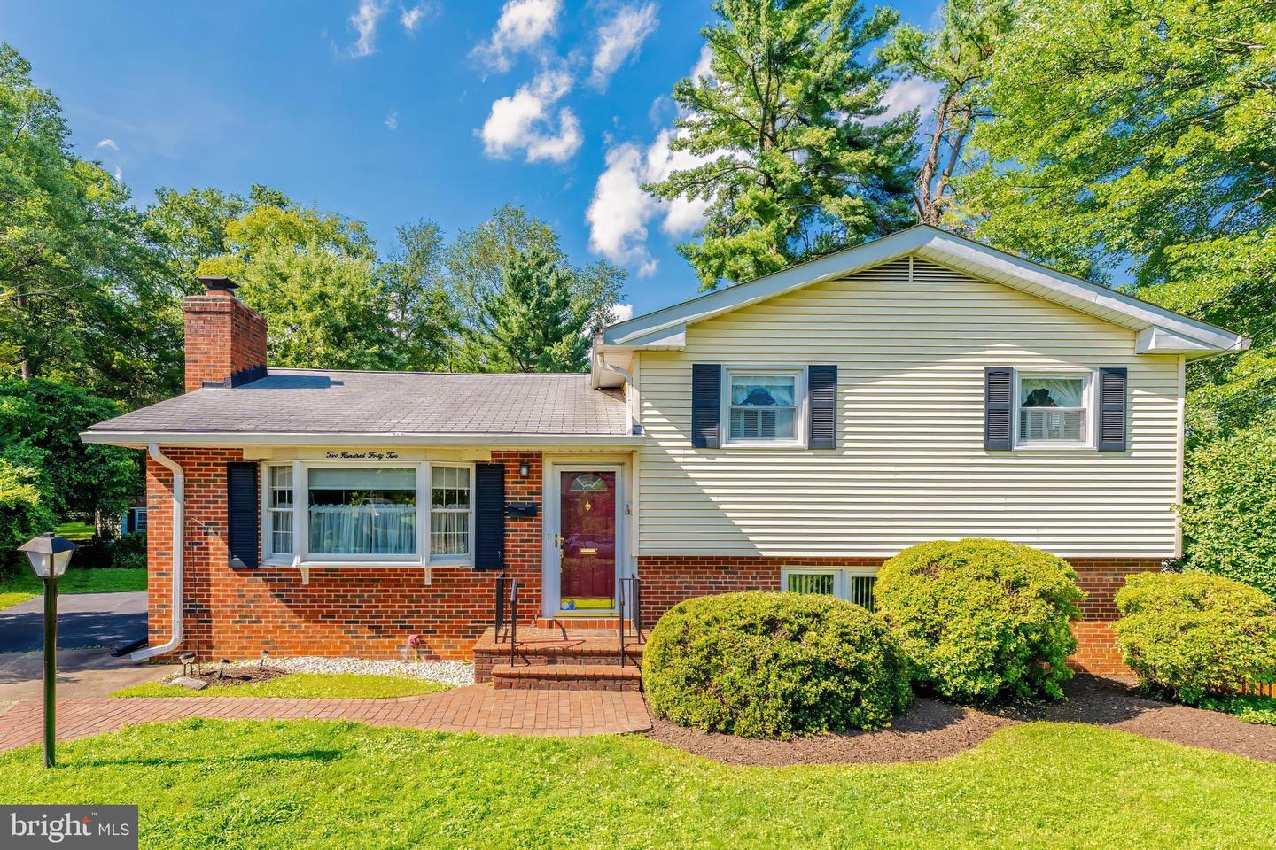 242 Hillside Circle SW, Vienna