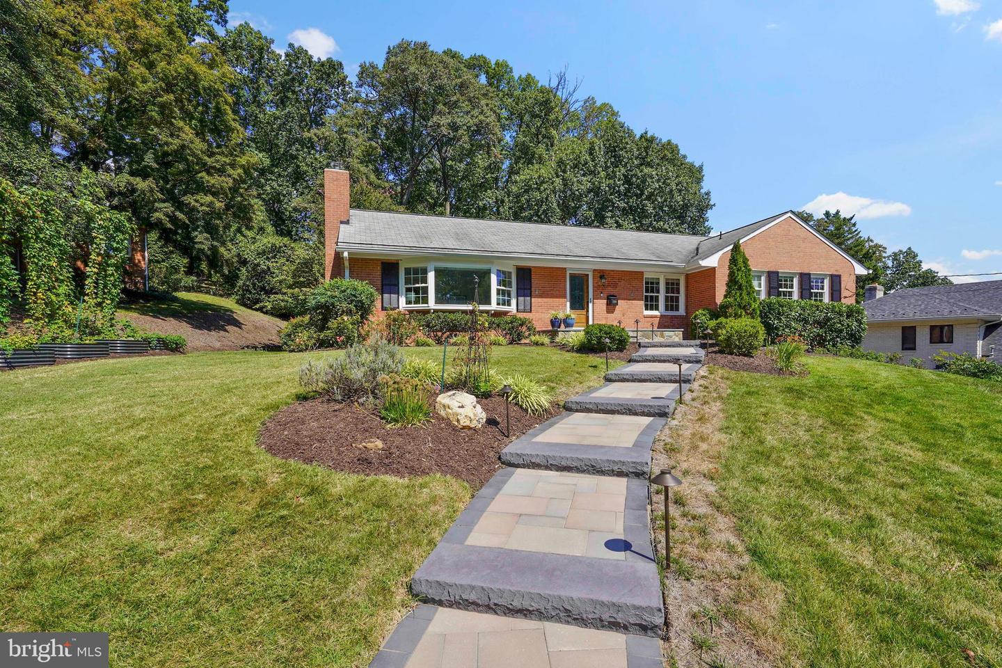 1208 Huntly Place, Alexandria