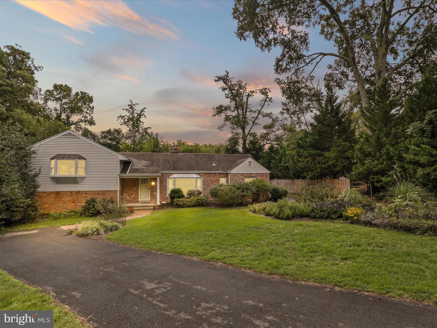 7533 Hollindale, Alexandria