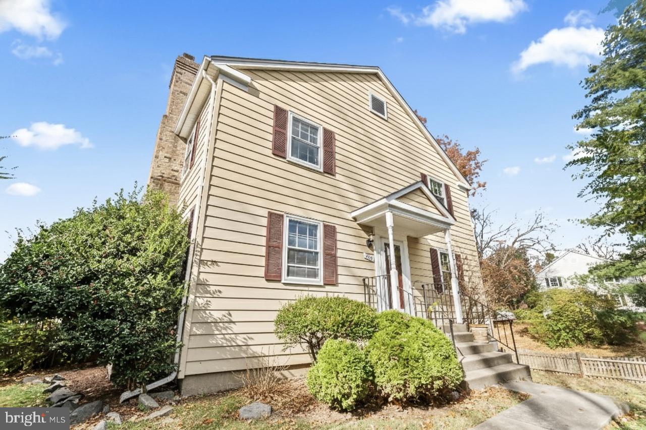 312 Holly Court, Herndon