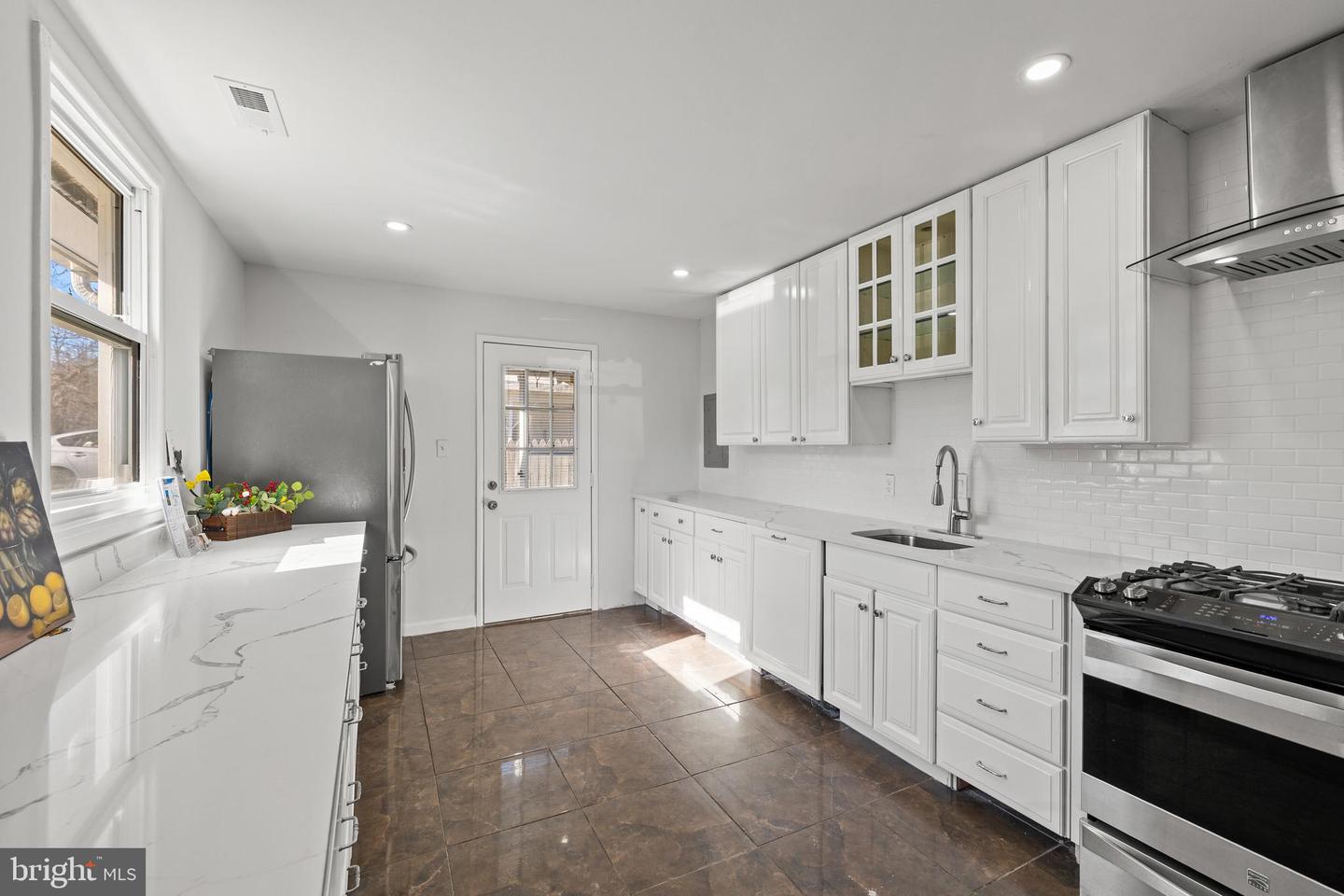 3900 Elmwood Drive, Alexandria