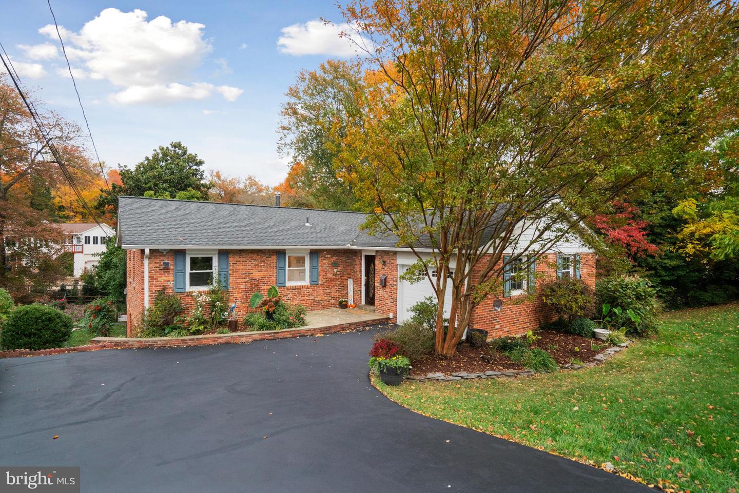 4217 N Valiant Court, Annandale