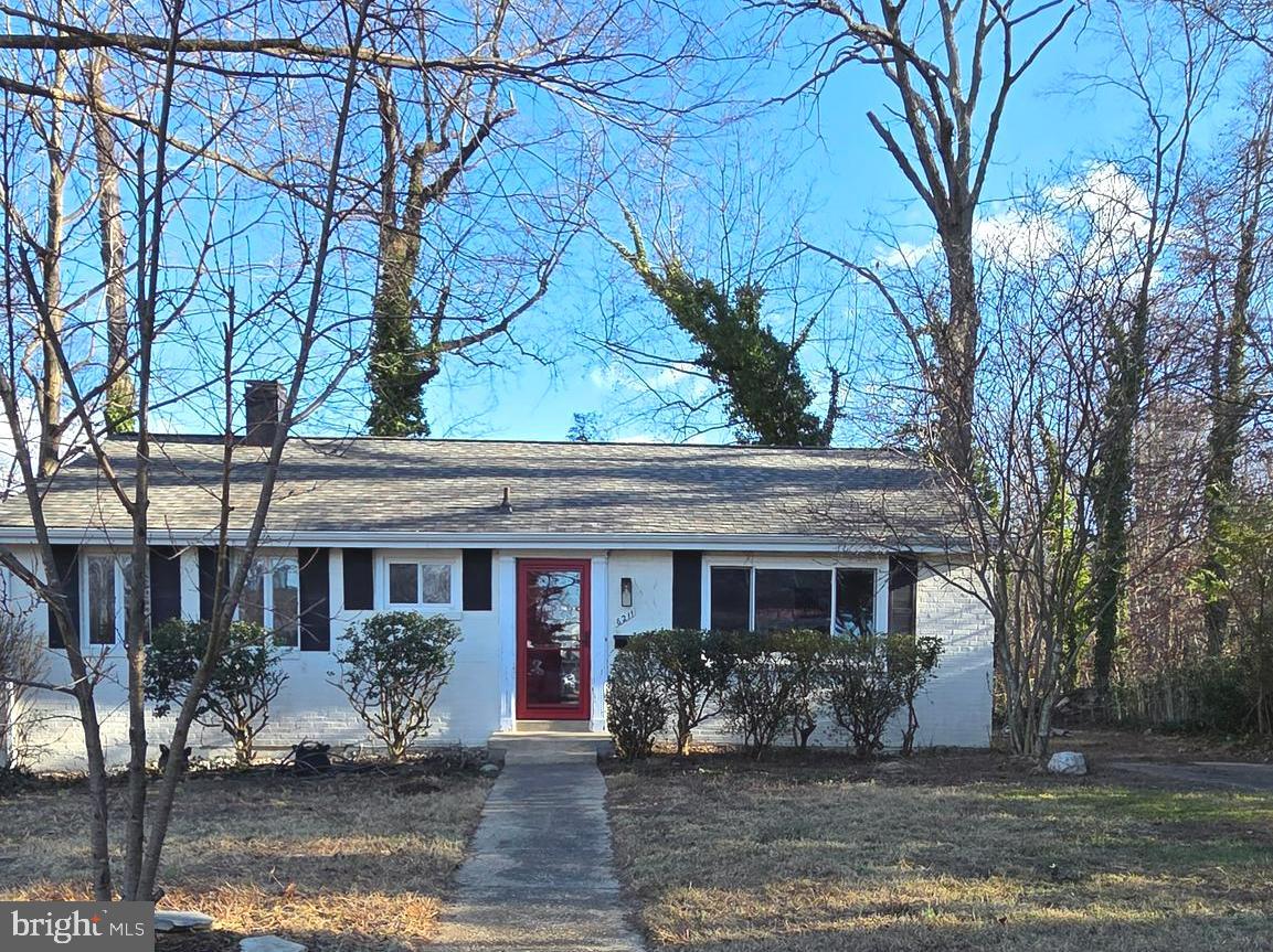 6211 Houston Court, Alexandria