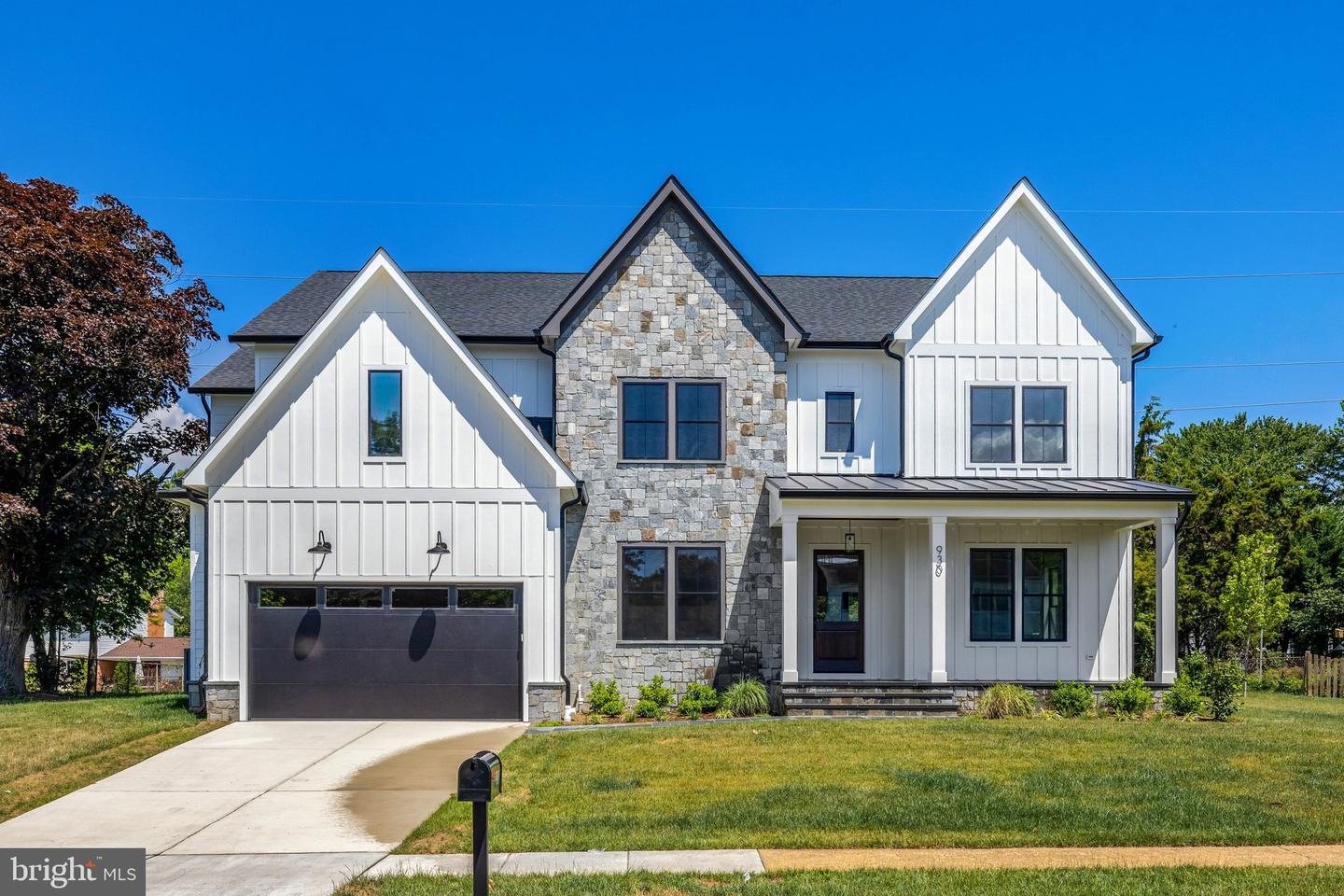 930 Fairway Drive NE, Vienna