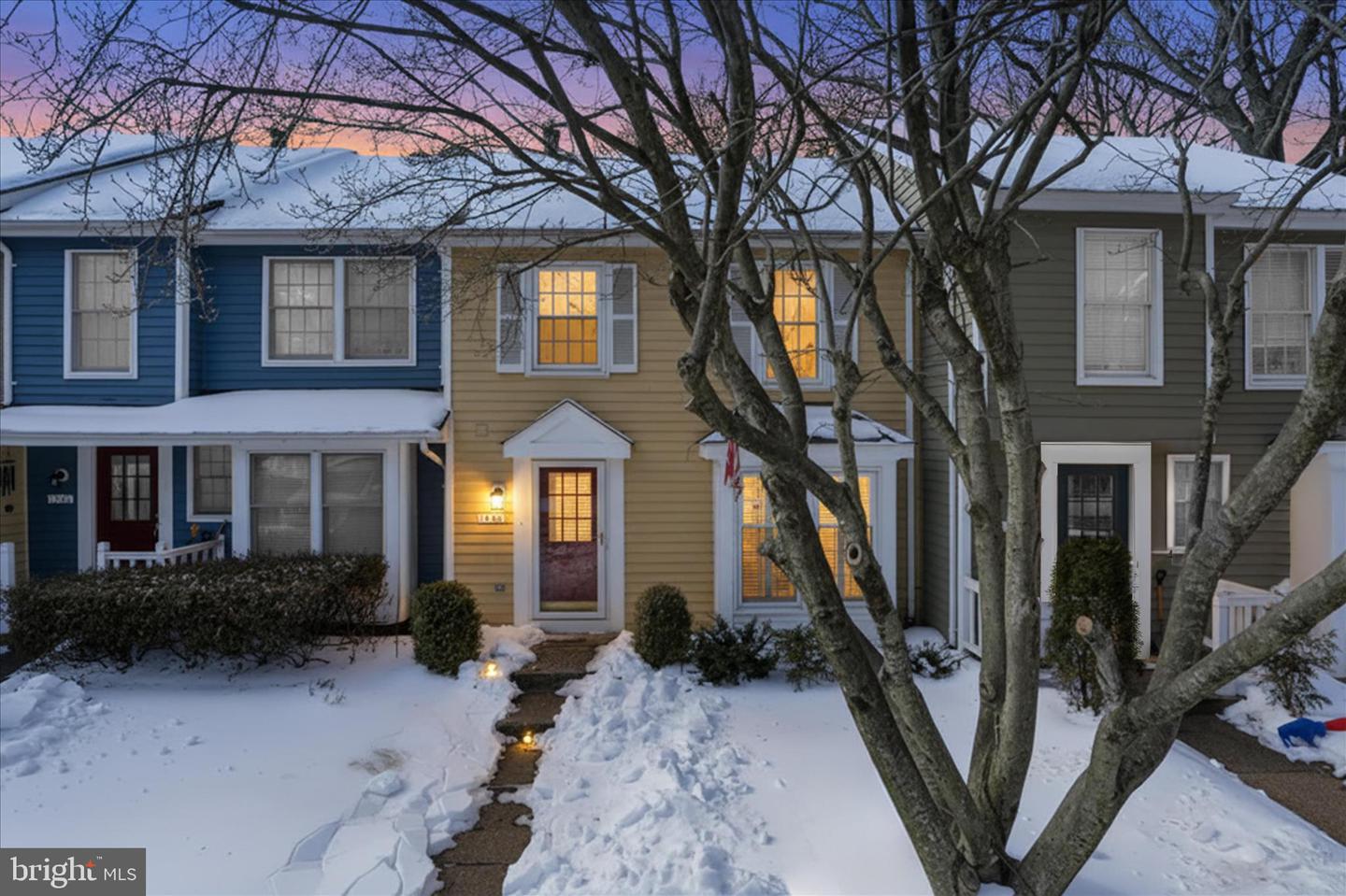1563 Twisted Oak Drive, Reston