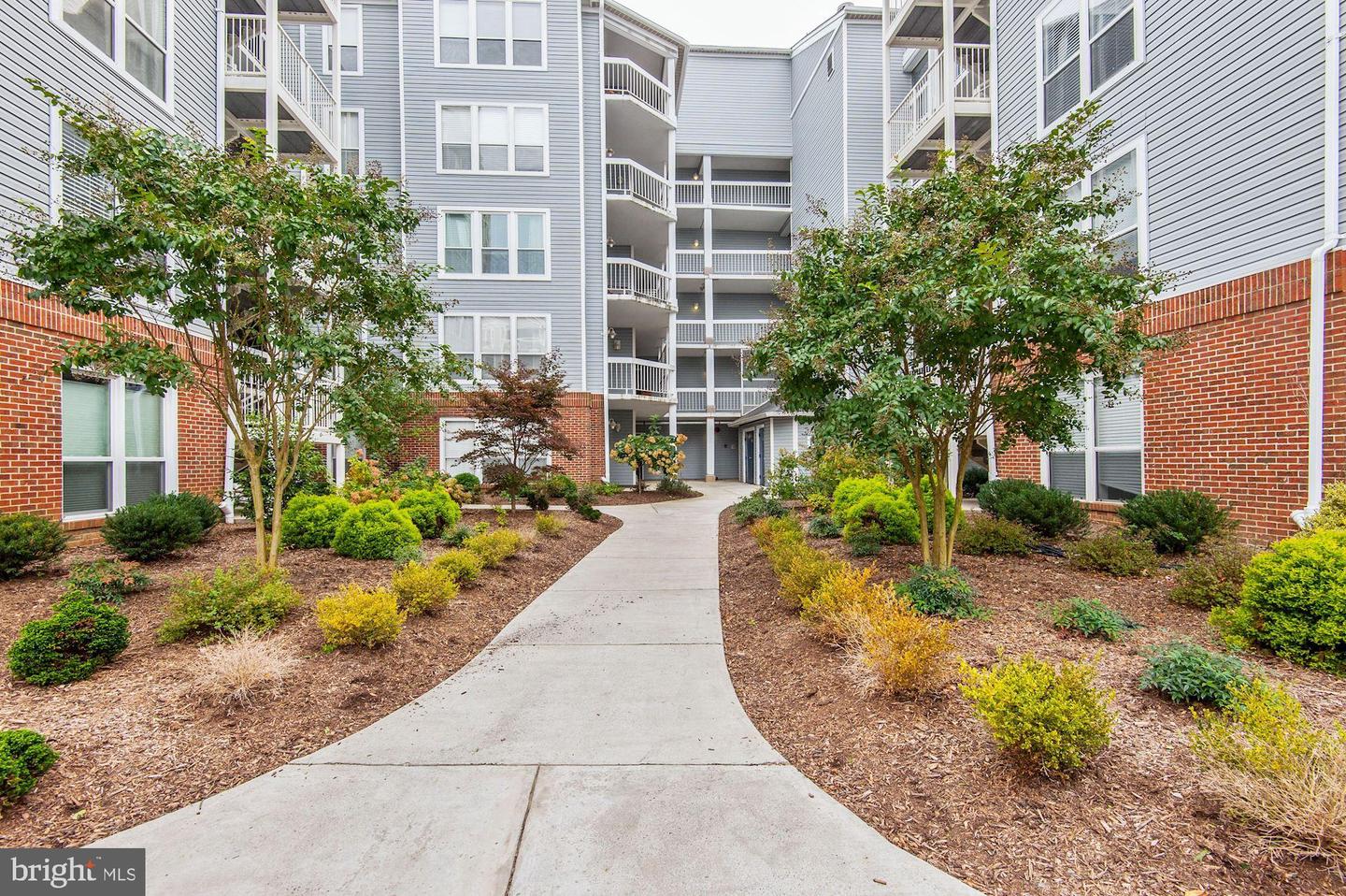 3179 Summit Square Drive #2-B6, Oakton