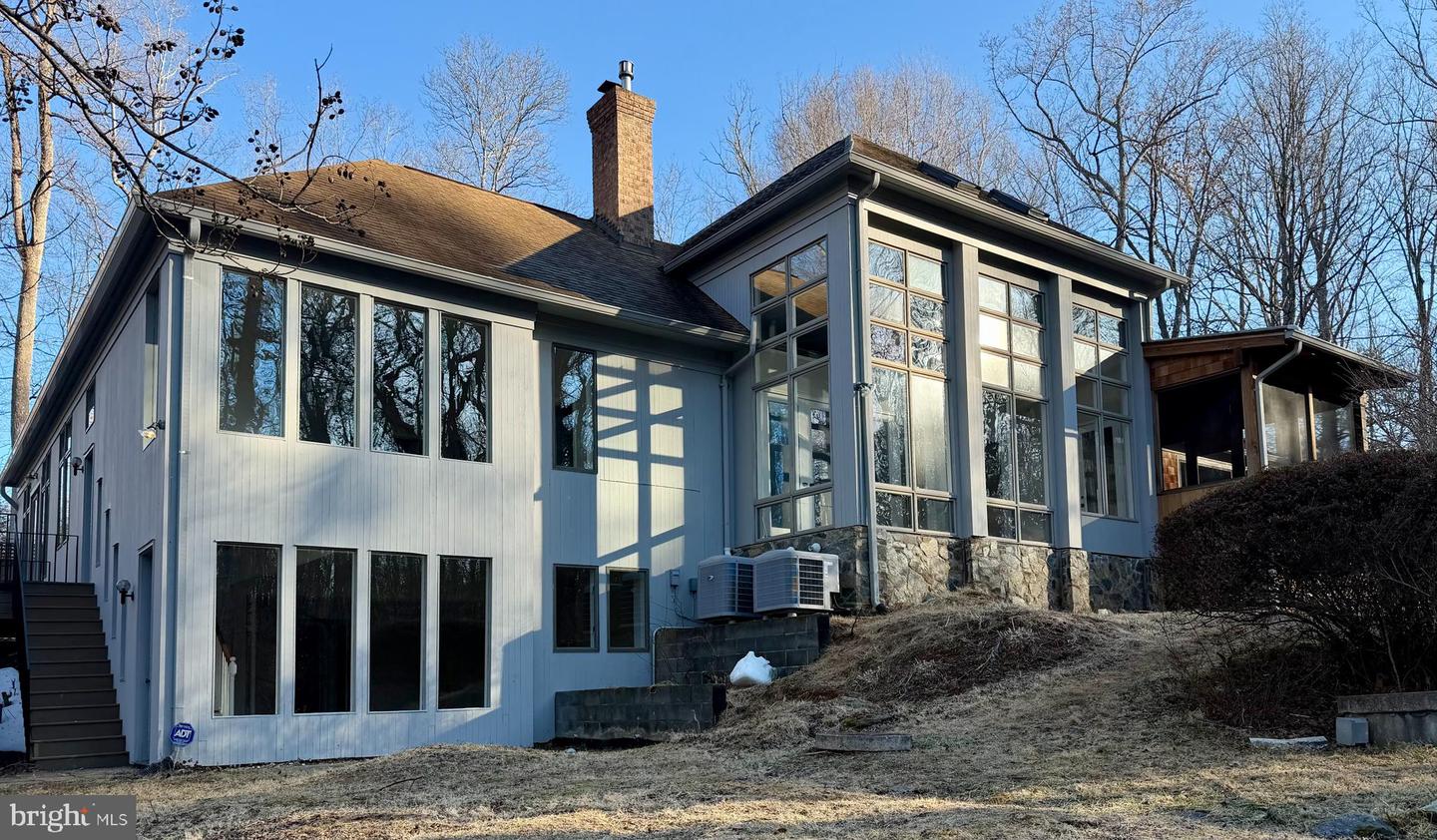 945 Hickory Run Lane, Great Falls