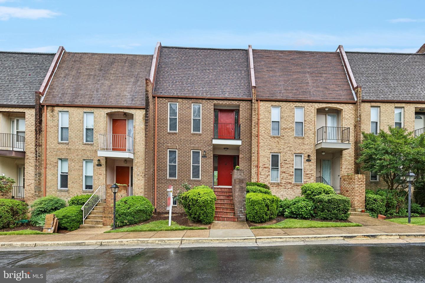 1733 Cy Court, Vienna