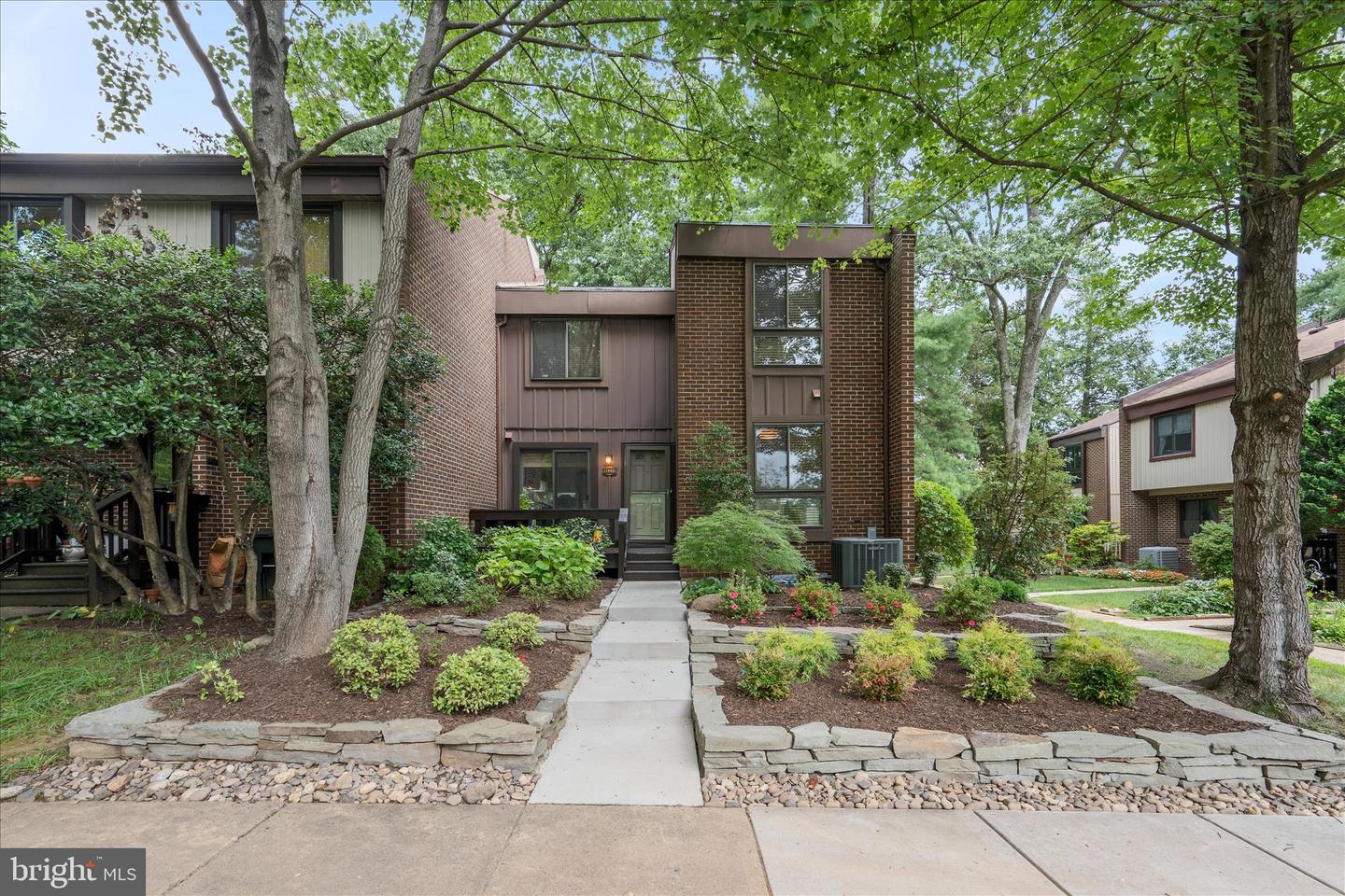 11860 S Lakes Court, Reston