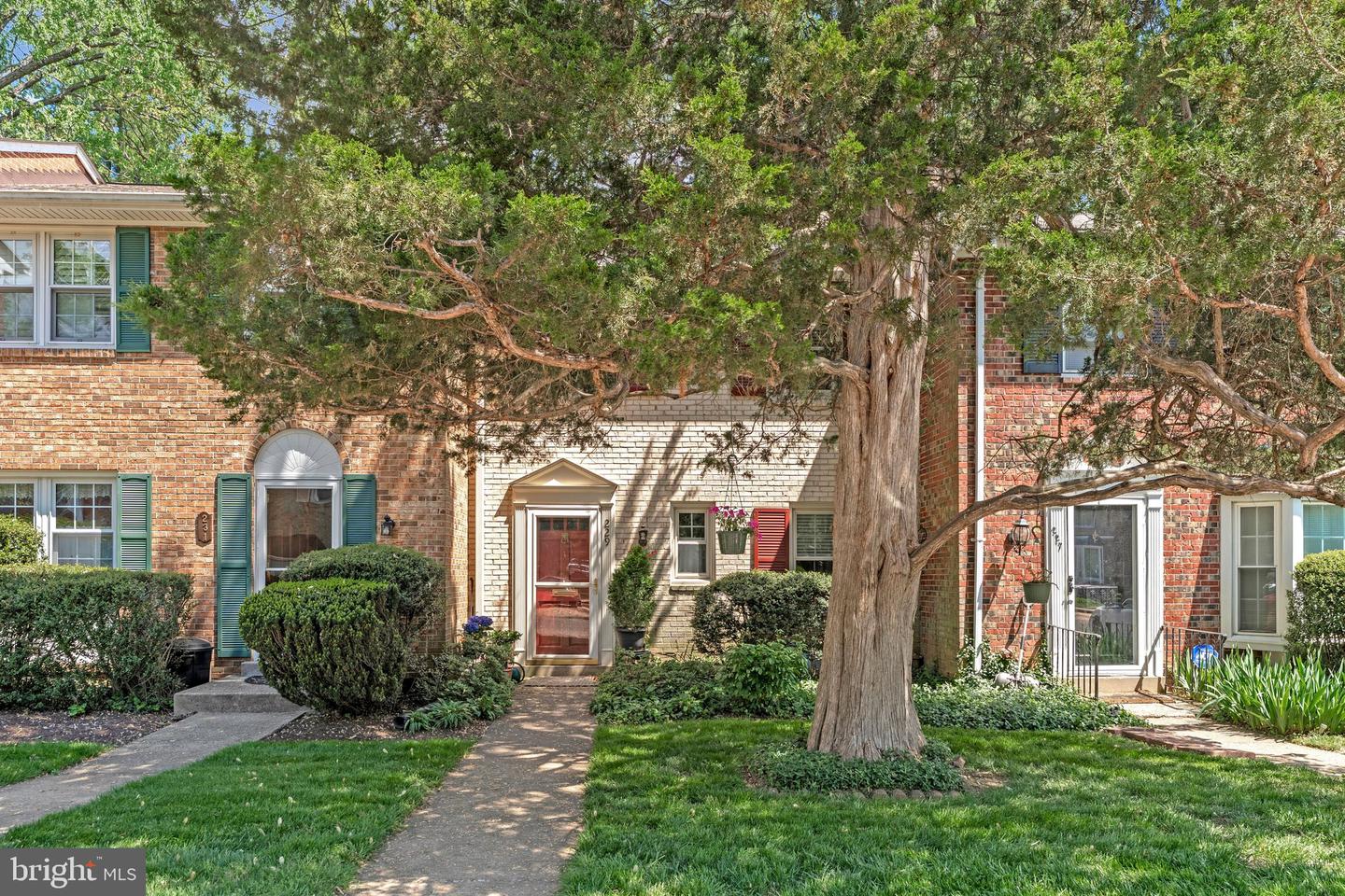 229 Commons Drive NW, Vienna