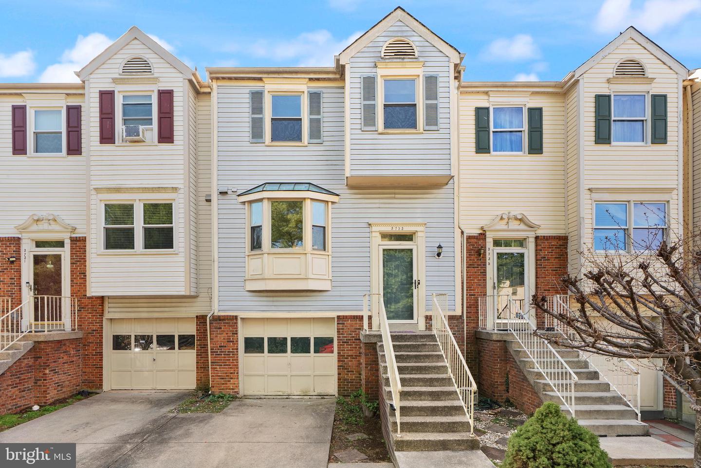 3733 Roxbury Lane