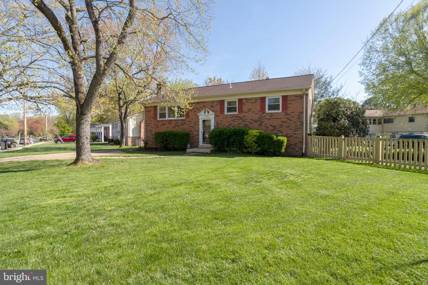 7800 Hayfield Road, Alexandria