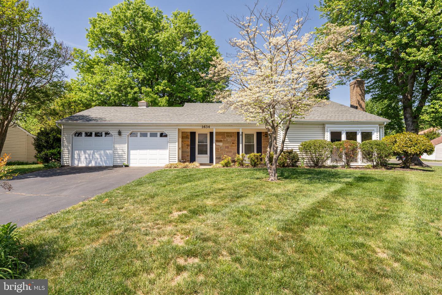 1634 Nathan Ln, Herndon