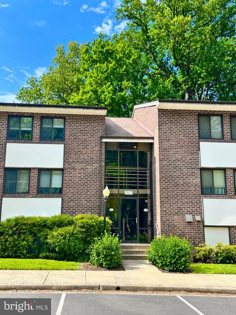 1527 Northgate Square, Reston