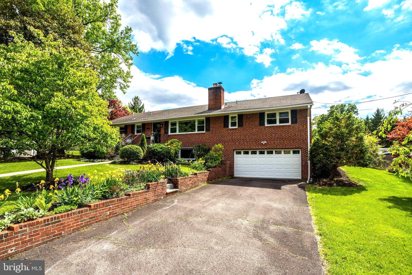 8906 Dogue Drive, Alexandria