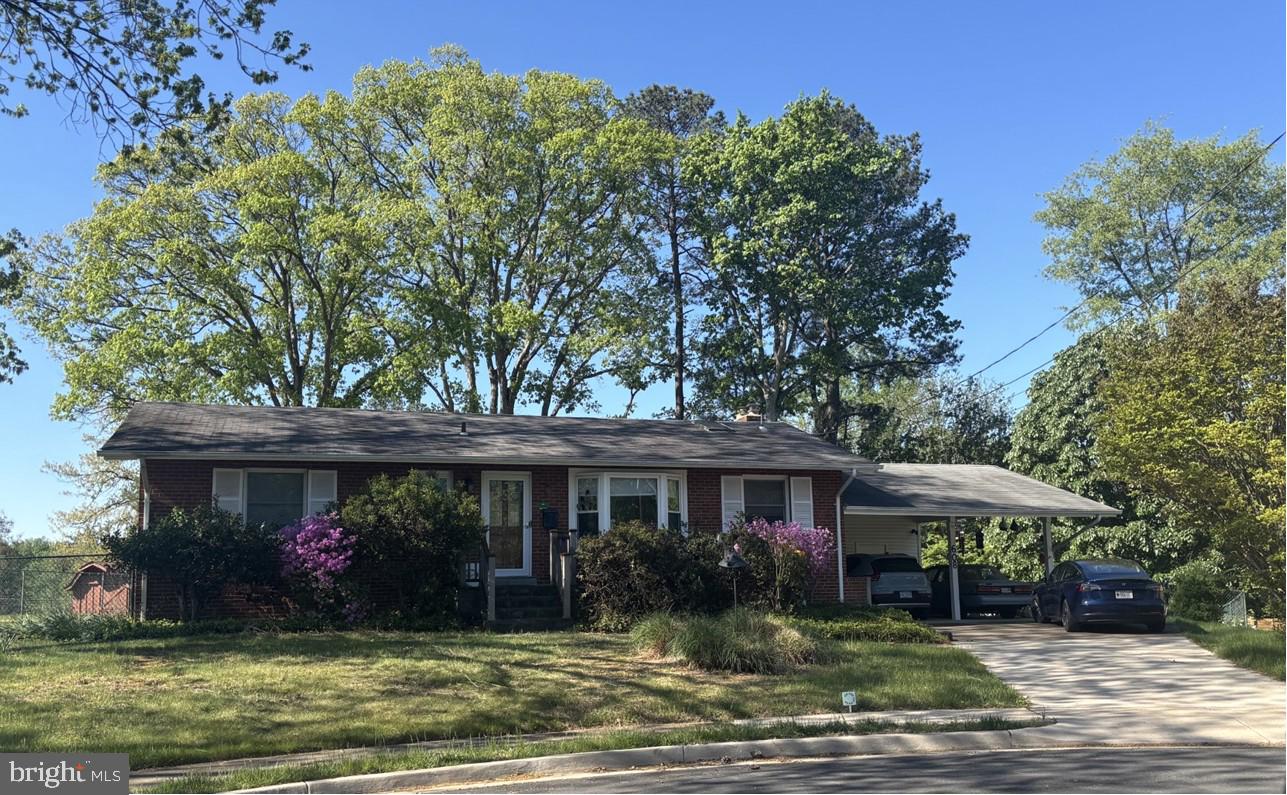 608 Roberts Drive NW, Vienna