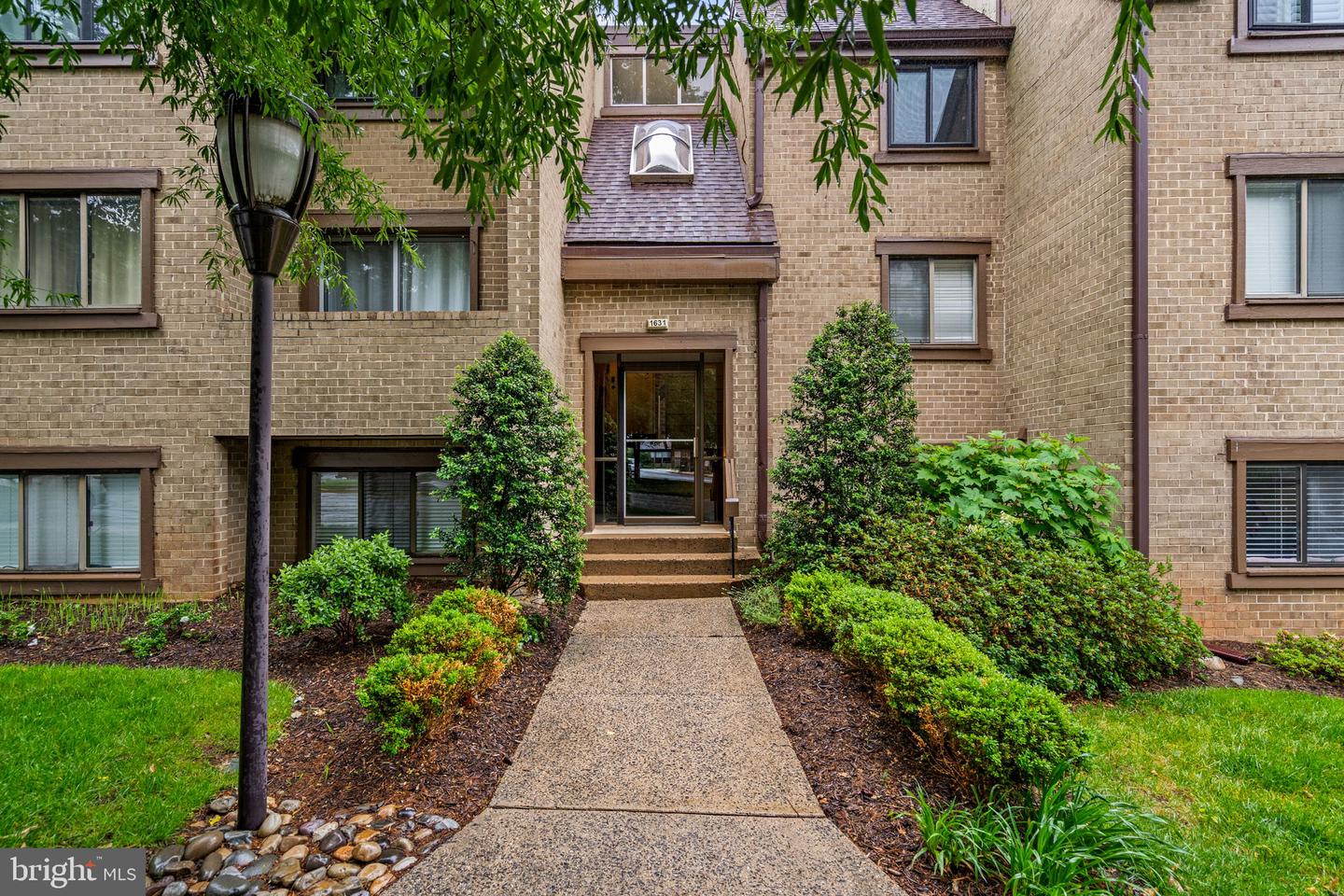 1631 Parkcrest Circle #8b/301