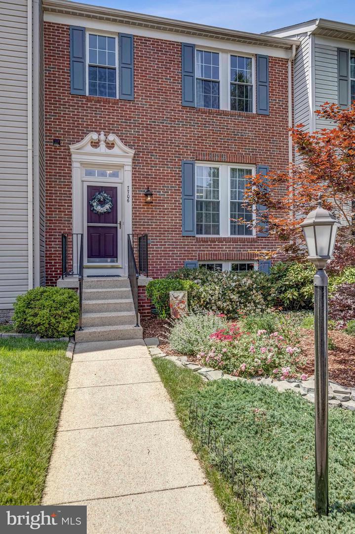 7706 Effingham Square, Alexandria
