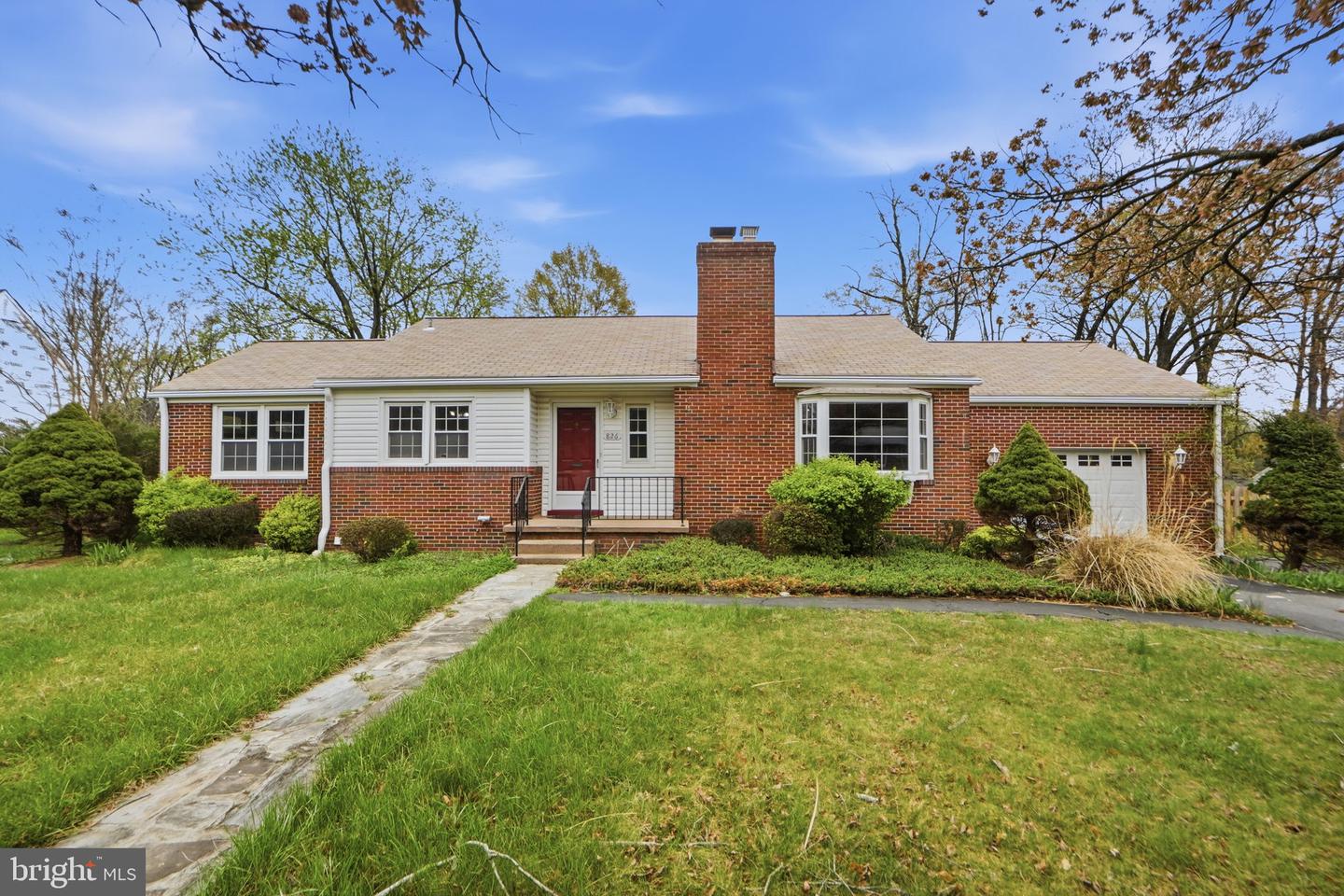 826 Van Buren Street, Herndon