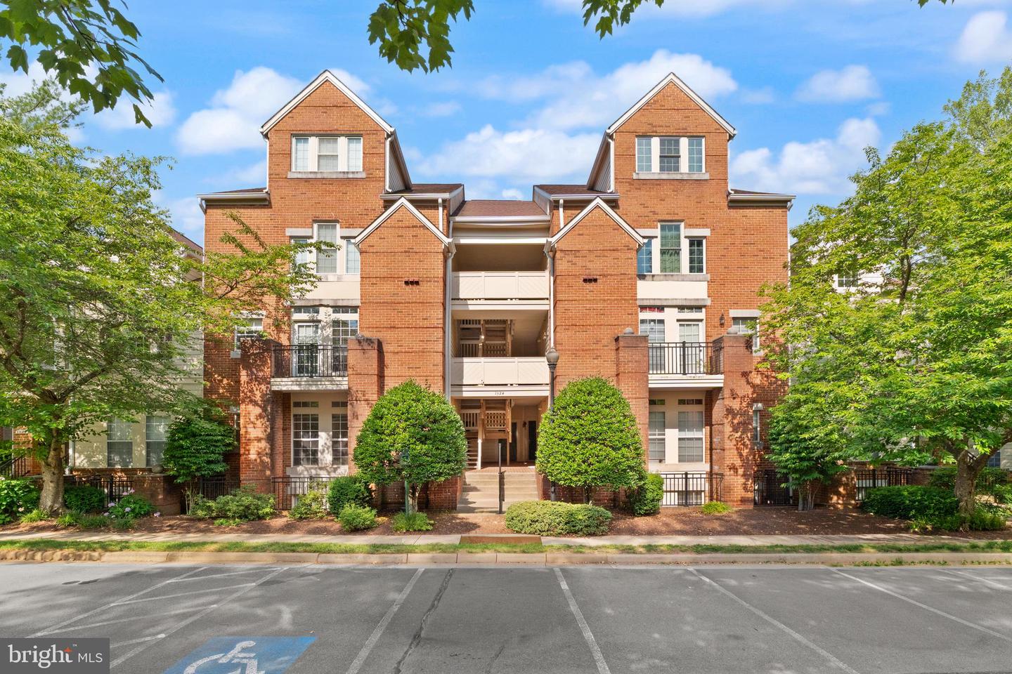 1324 Garden Wall Circle #b