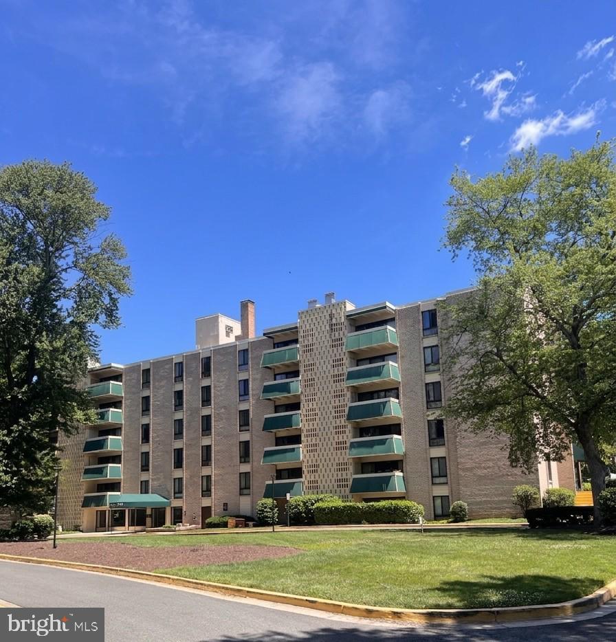 6133 Leesburg Pike #601