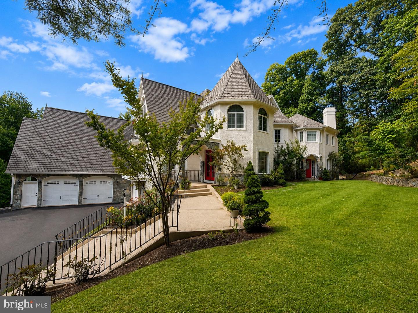 10900 Woodleaf Lane, Great Falls
