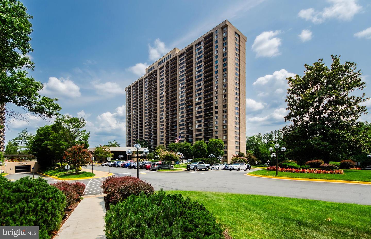 3705 S George Mason Drive #902s