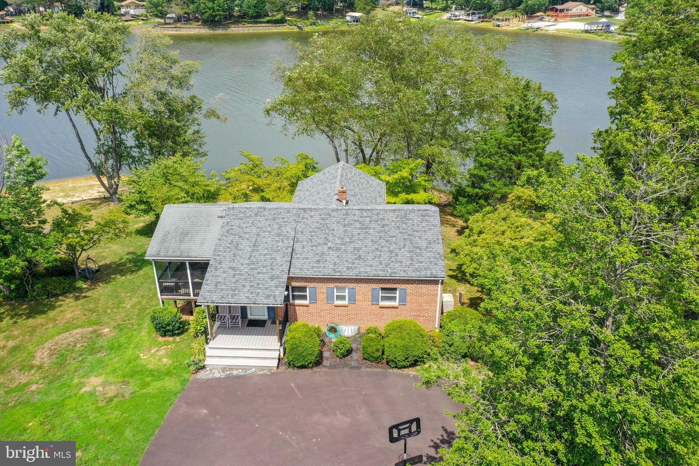 285 Lakeview Circle, Louisa