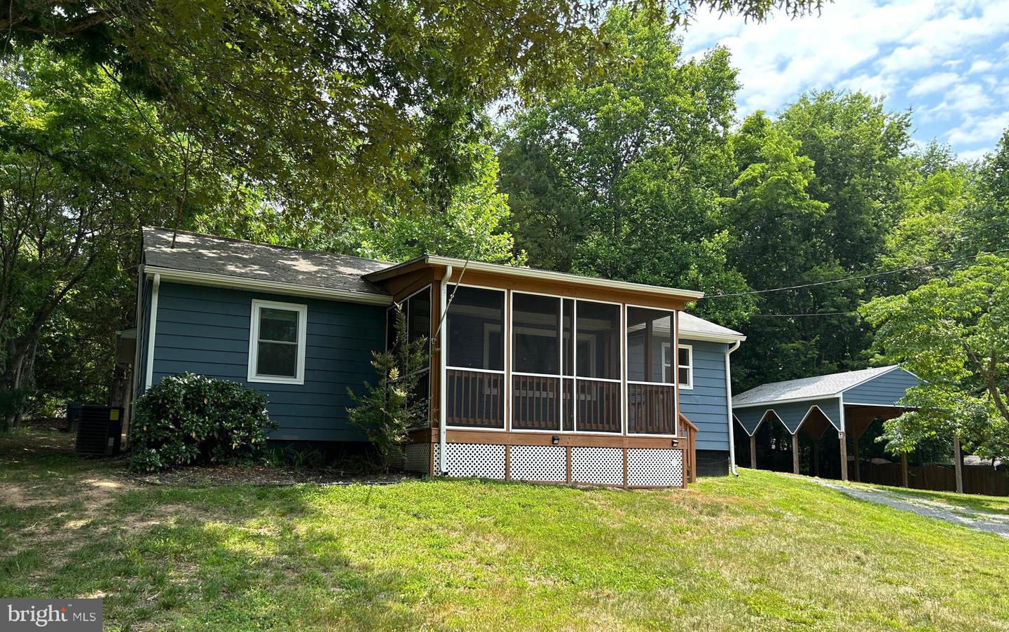 1346 N Lakeshore Drive, Louisa