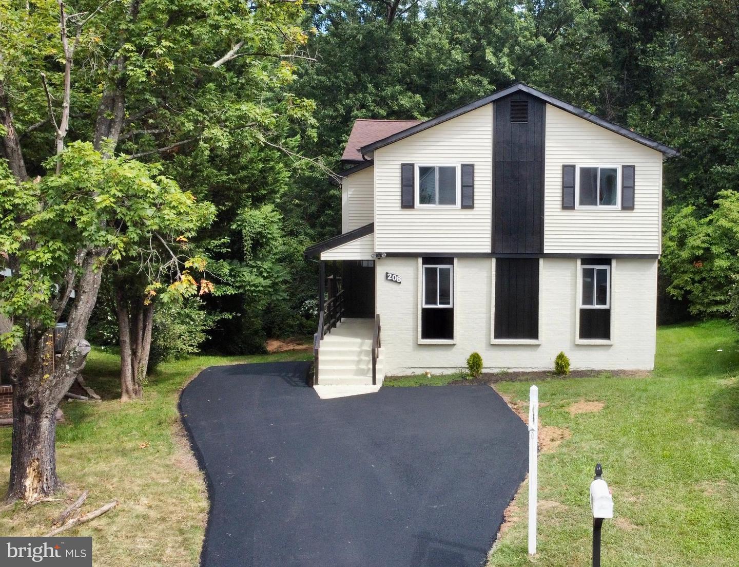 208 Keyes Court, Sterling