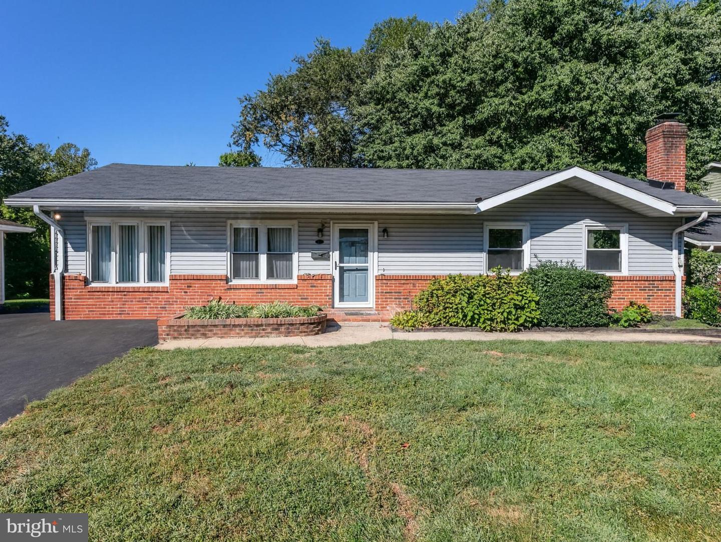 905 W Poplar Road, Sterling