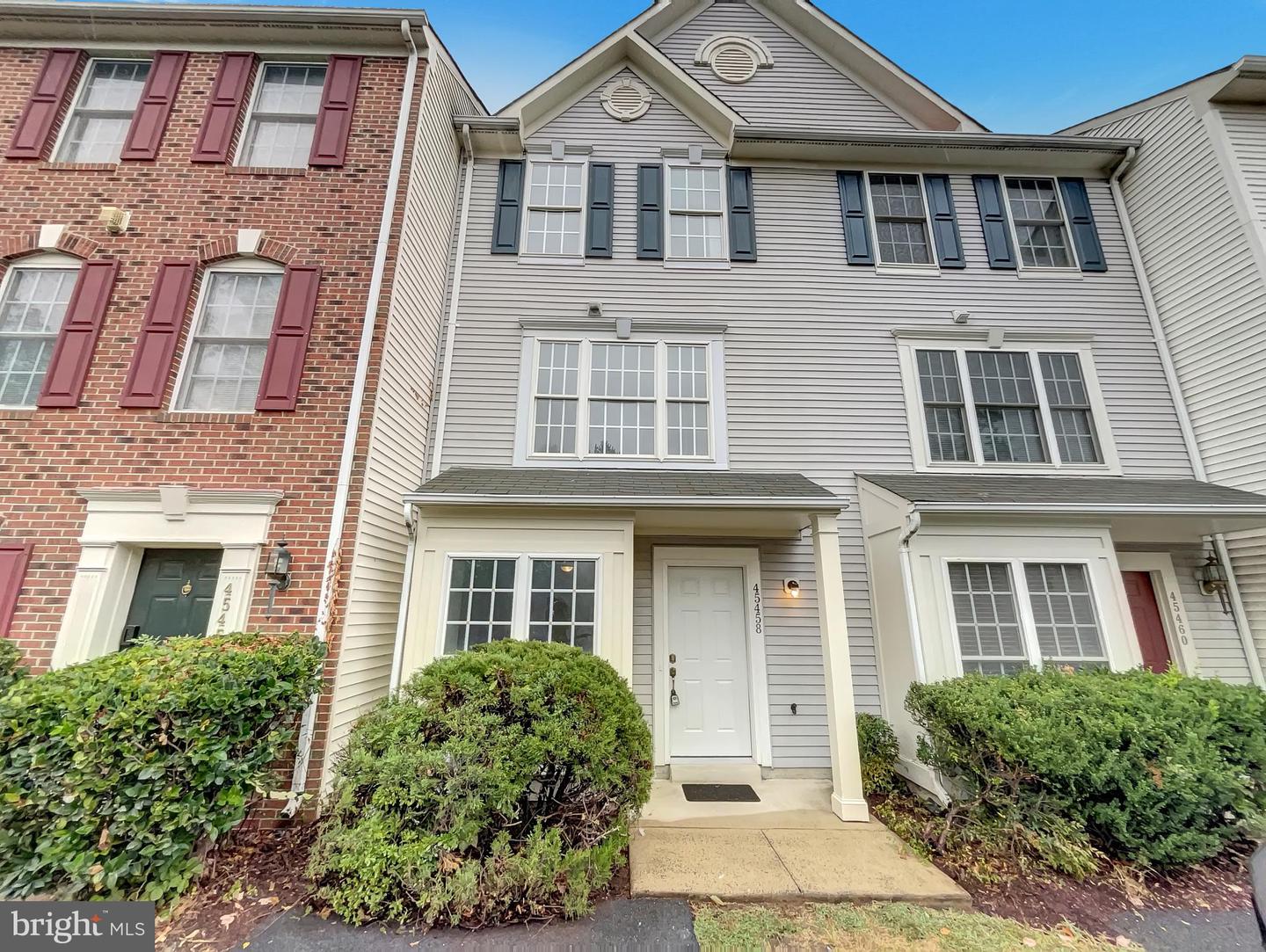 45458 Oak Trail Square, Sterling