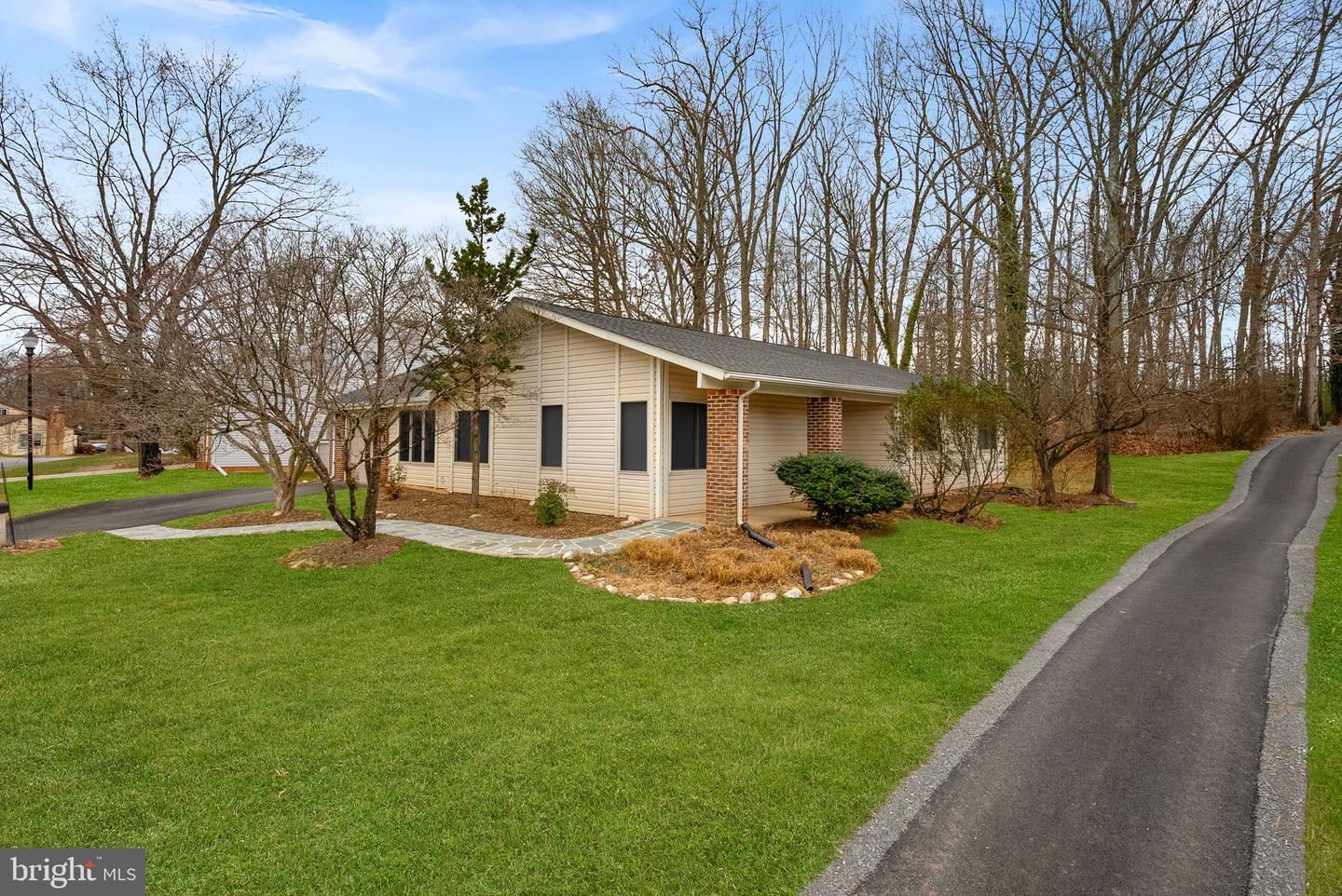 103 E Meadowland Lane, Sterling