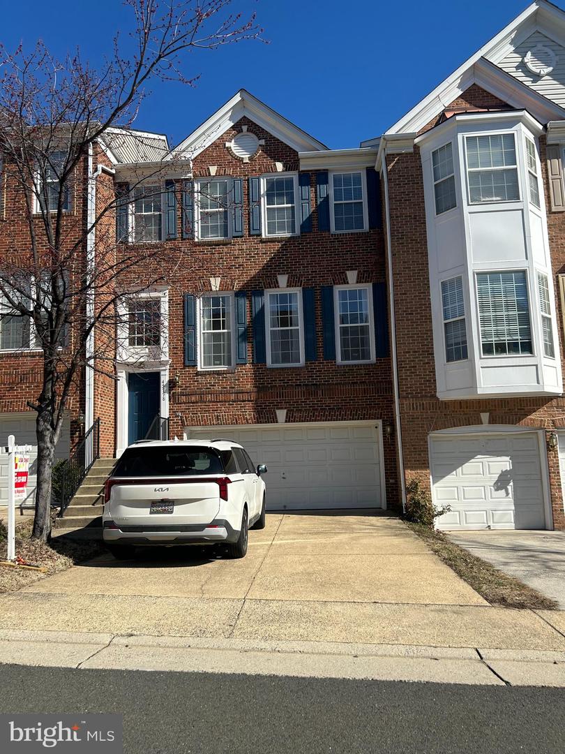 45798 Mountain Pine Square, Sterling