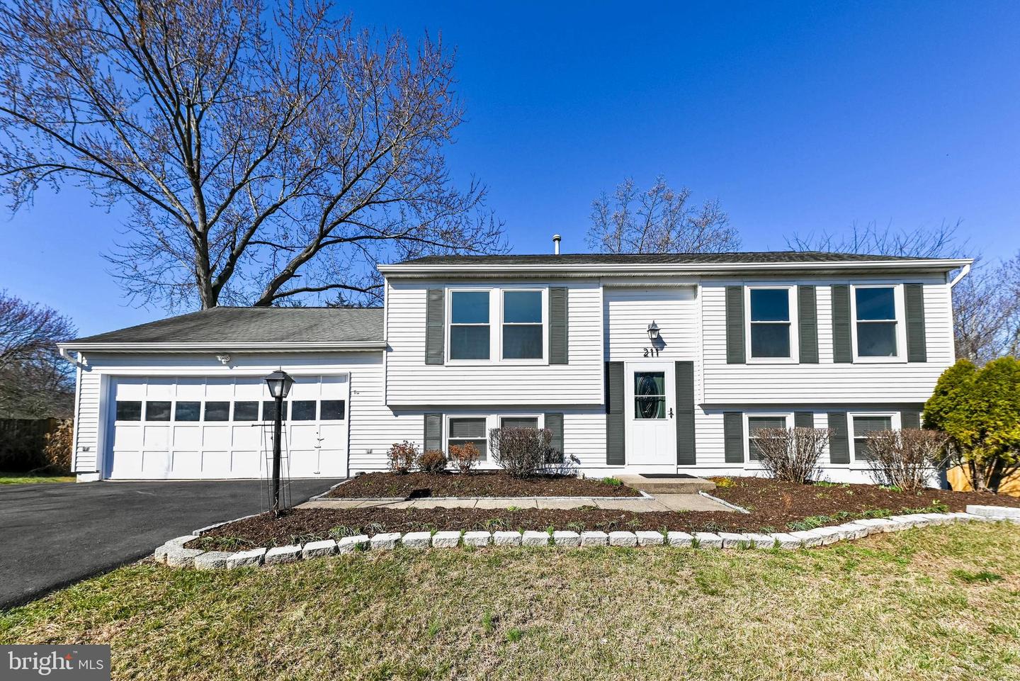 211 Amy Court, Sterling
