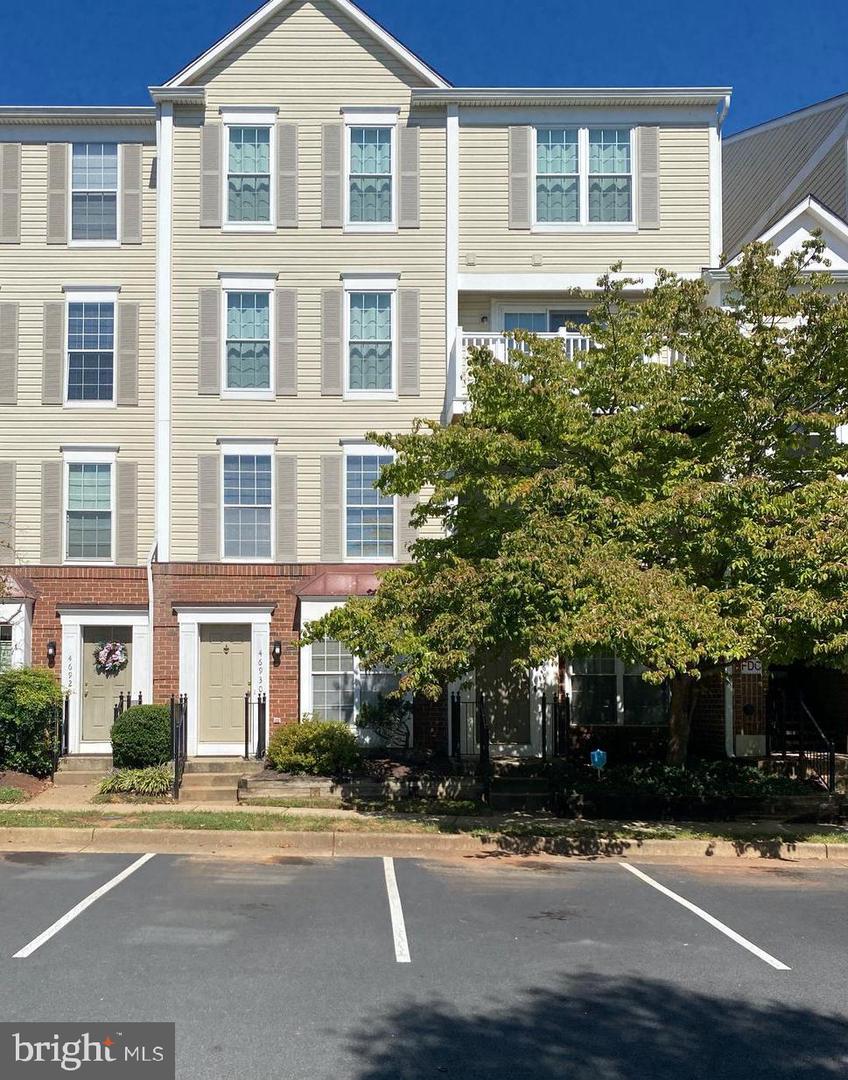 46934 Courtyard Square #300, Sterling