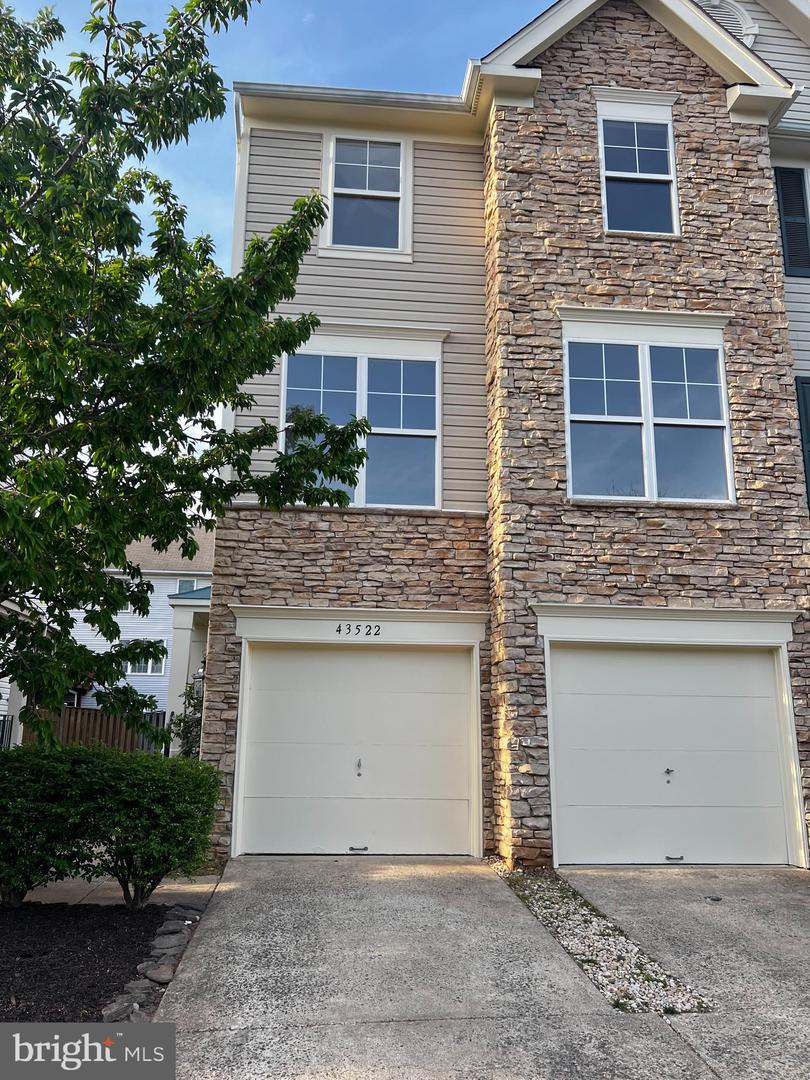 43522 Laidlow Street, Chantilly