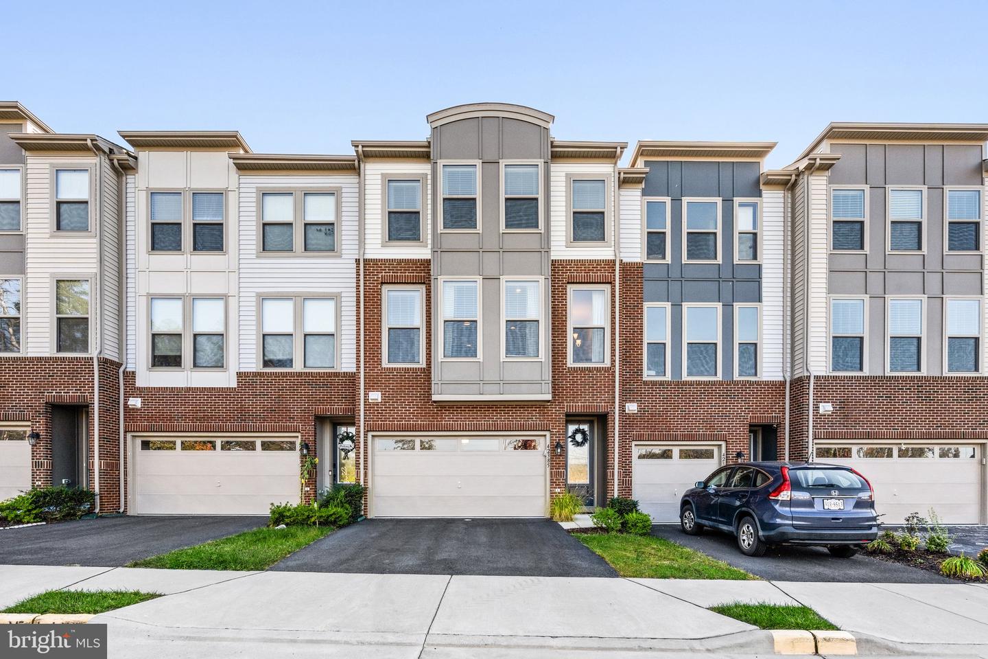 42385 Dogwood Glen Square, Sterling