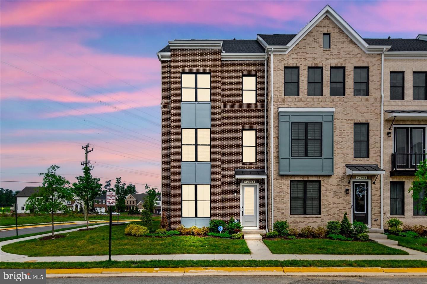 42086 Picasso Square
